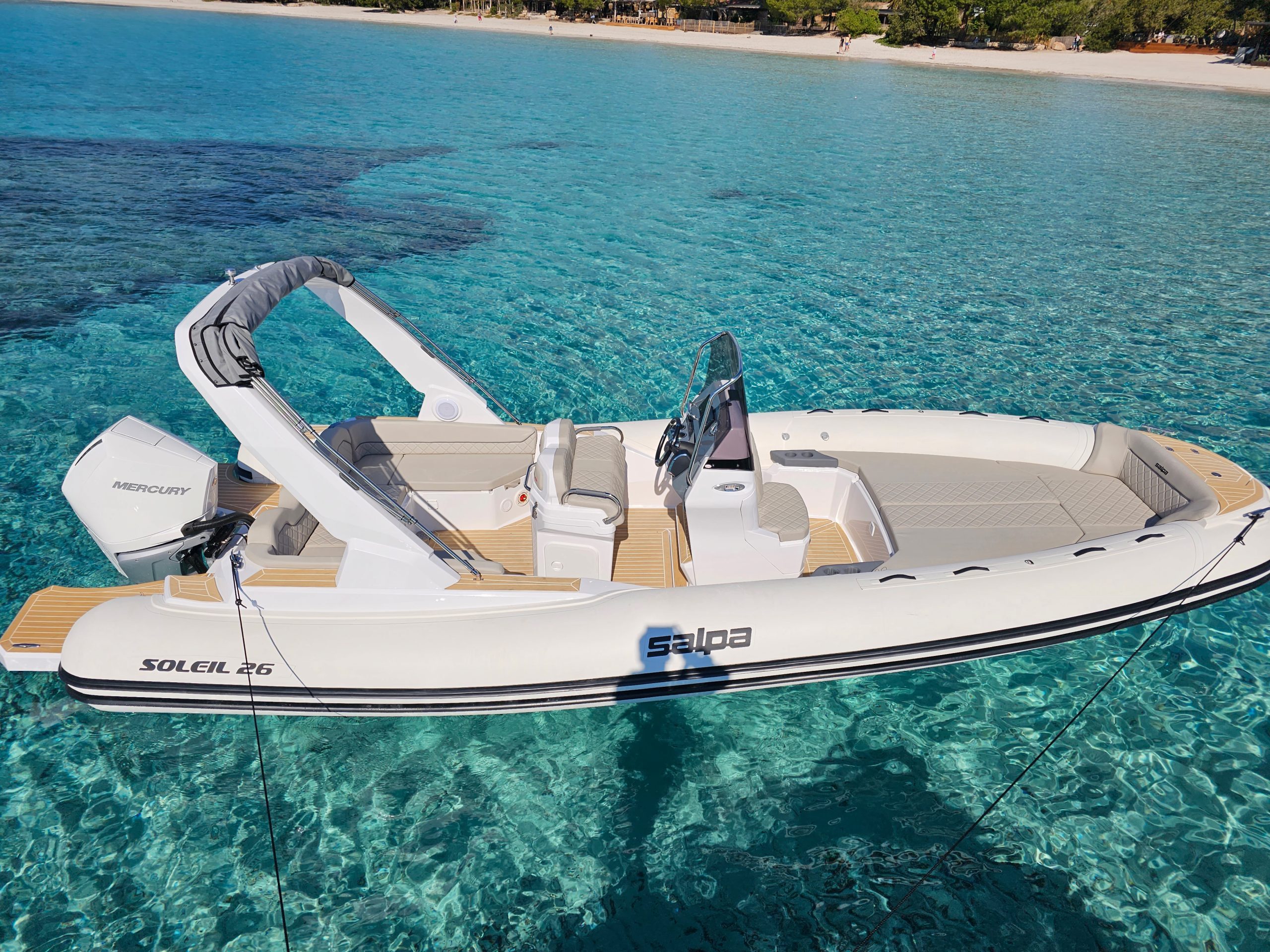 Salpa 26 avec bâche fermée en Corse du Sud pour location de bateau