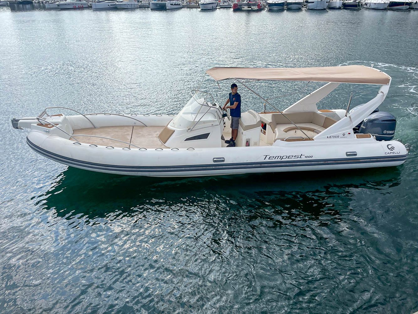 Intérieur/extérieur du Capelli Tempest 1000 à Porto-Vecchio, Corse