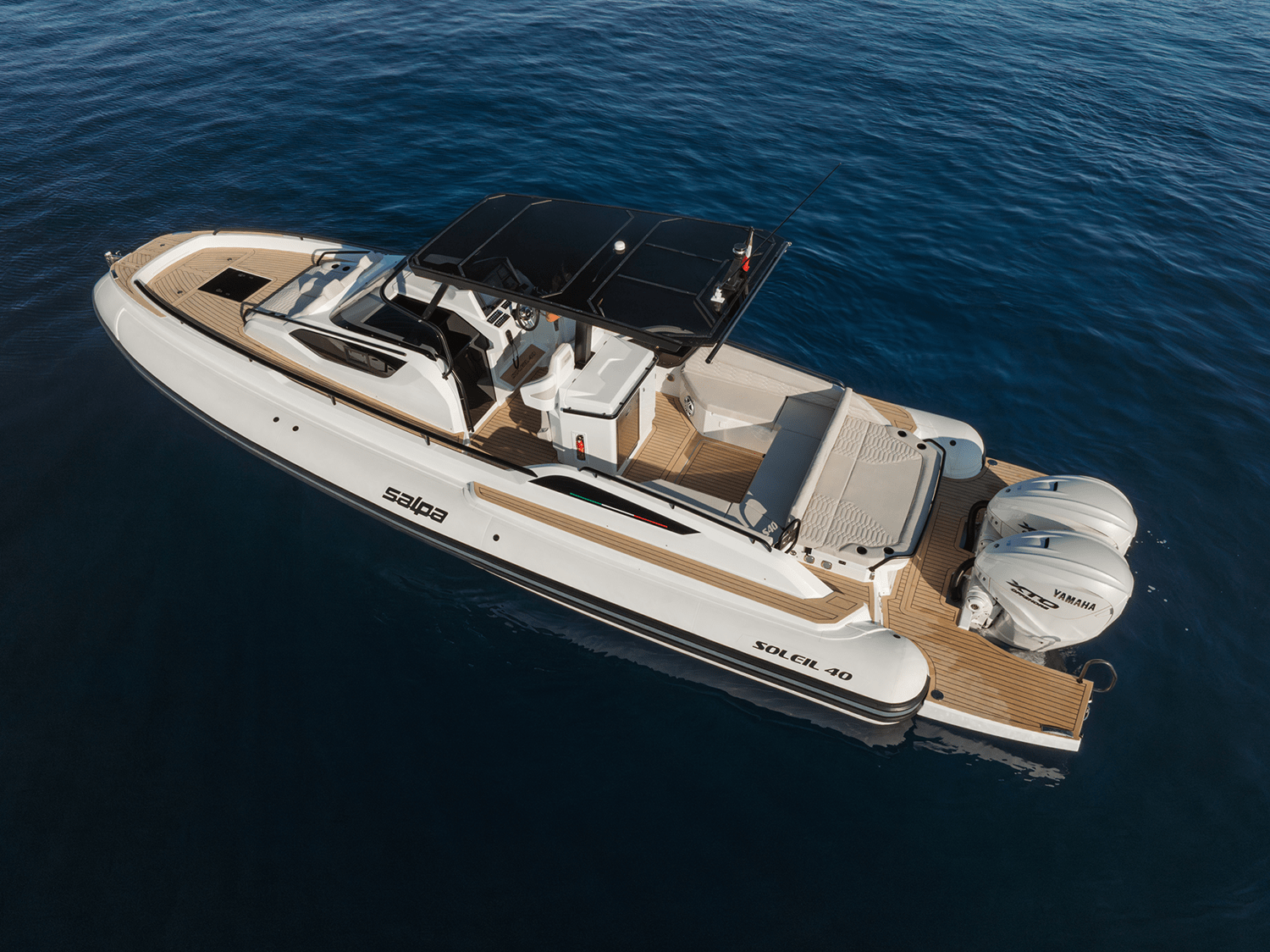 Salpa 40 bateau en mer Porto-Vecchio Corse Méditerranée