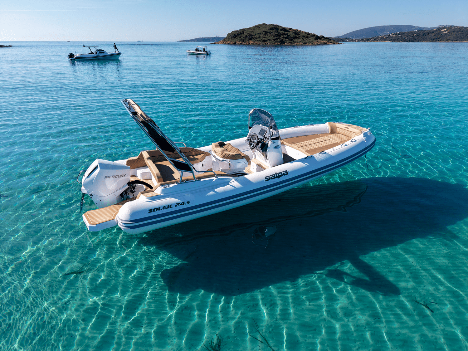 Poste de pilotage moderne du Salpa Soleil 42 avec instruments de navigation