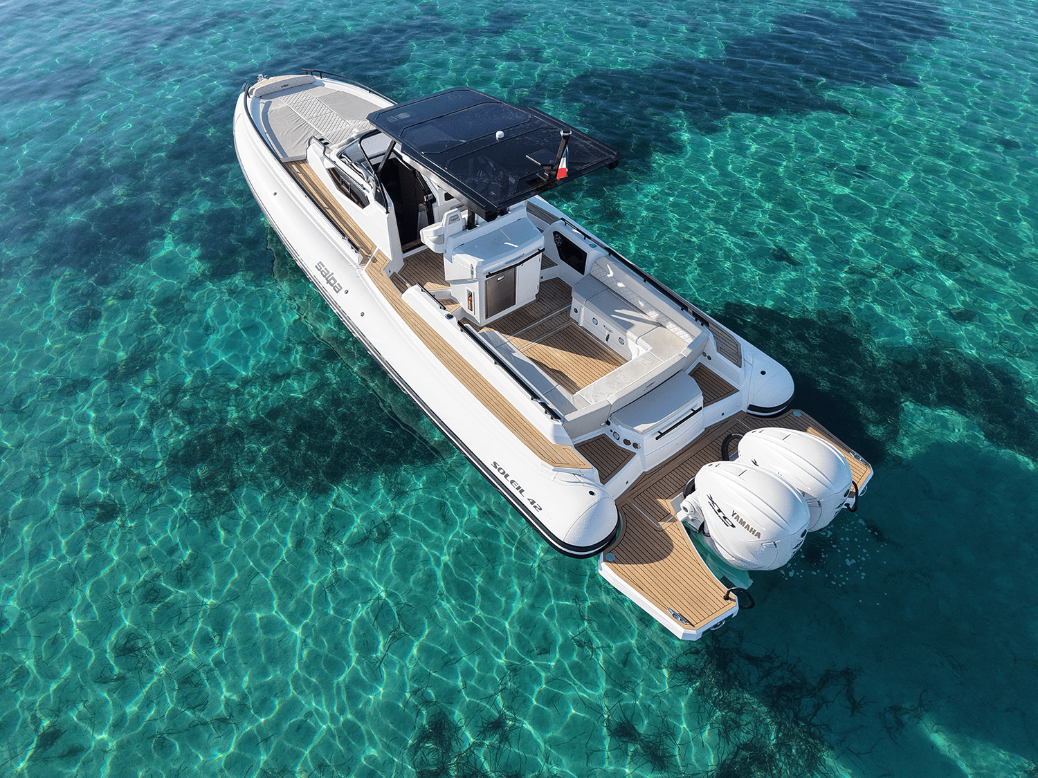 Bain de soleil avant avec transats sur Salpa Soleil 42