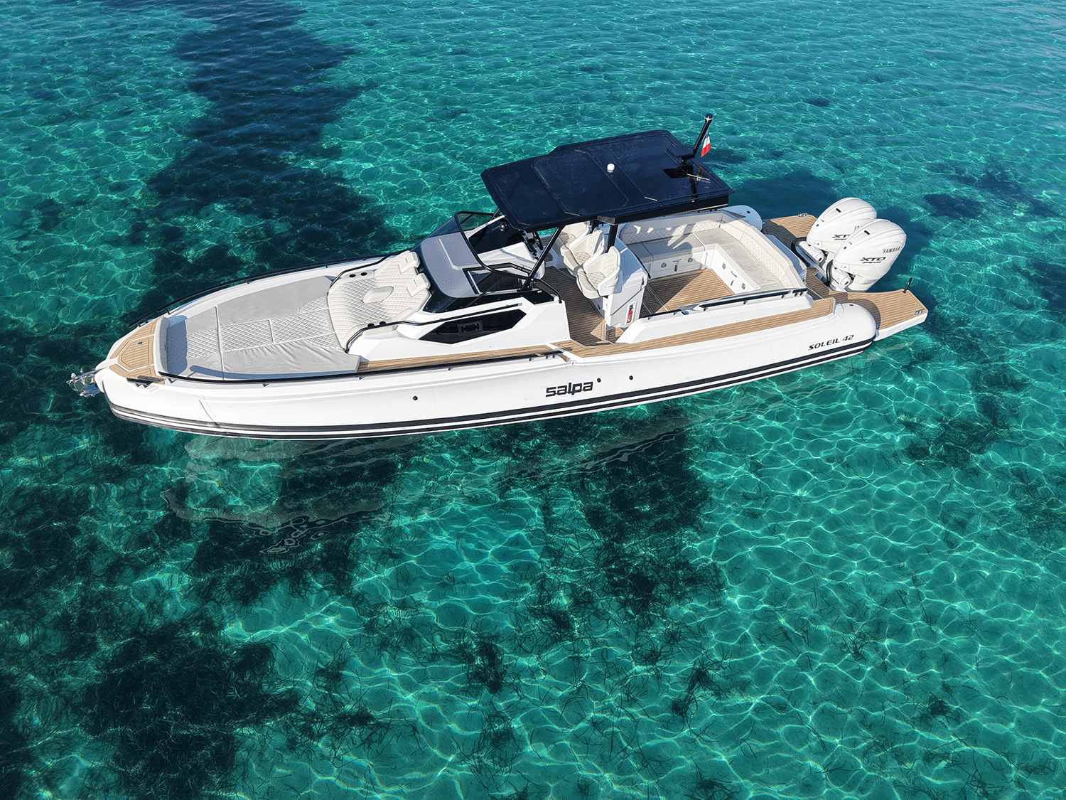 Bain de soleil arrière spacieux sur le Salpa Soleil 42