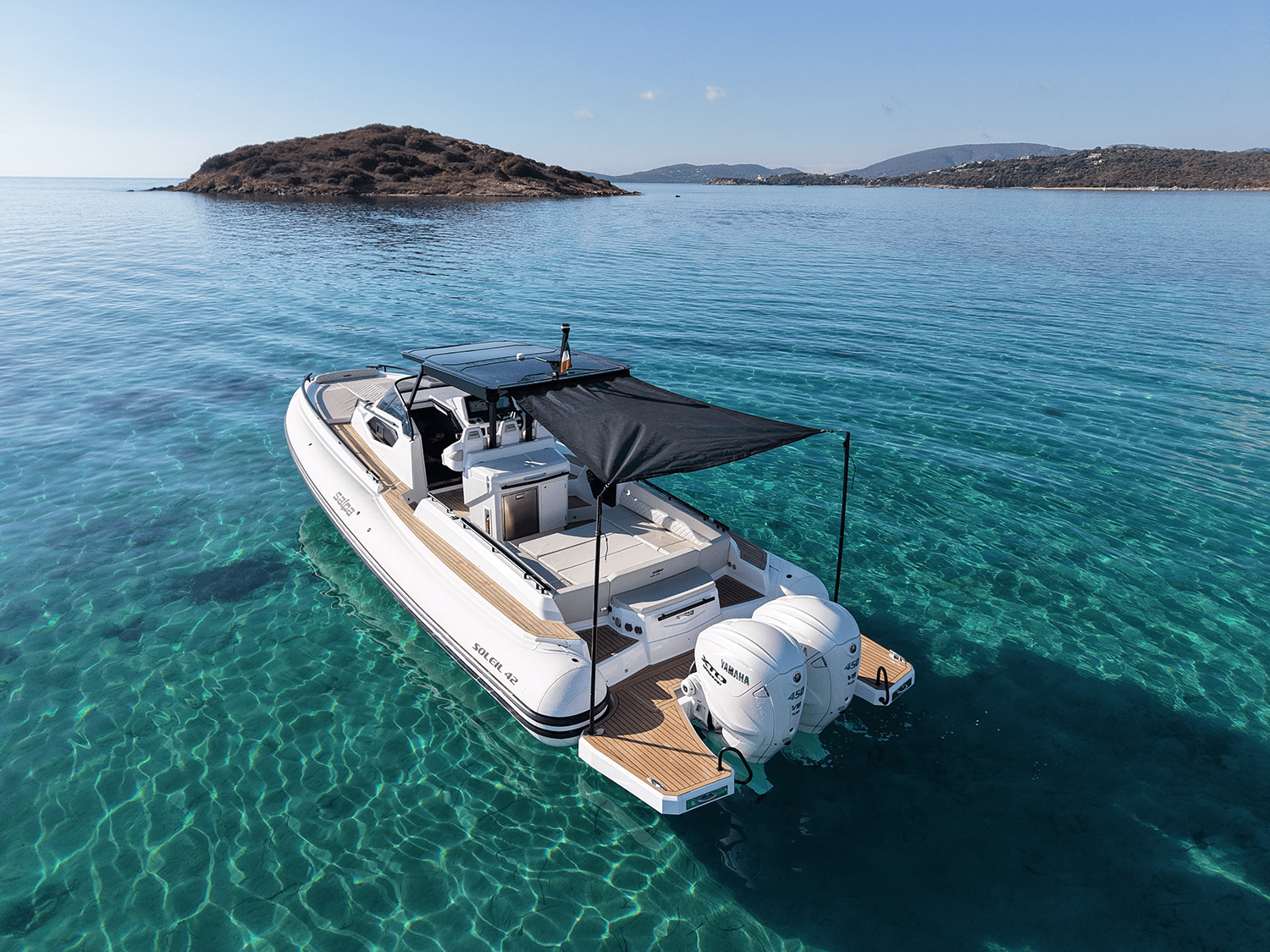 Plateformes arrière du Salpa Soleil 42 avec échelle de bain en Corse du Sud