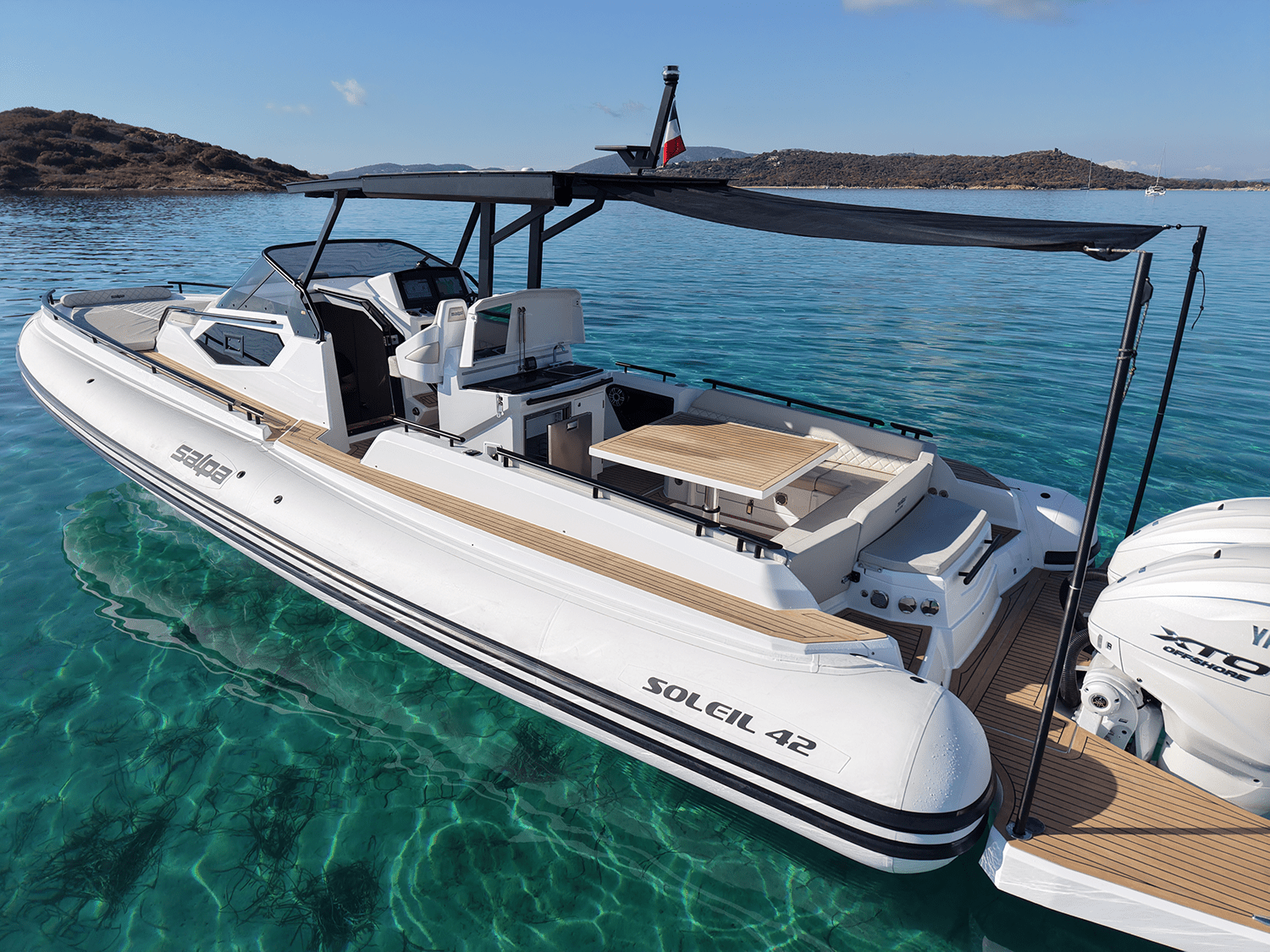 Salpa Soleil 42 naviguant au large de Porto-Vecchio en Corse du Sud