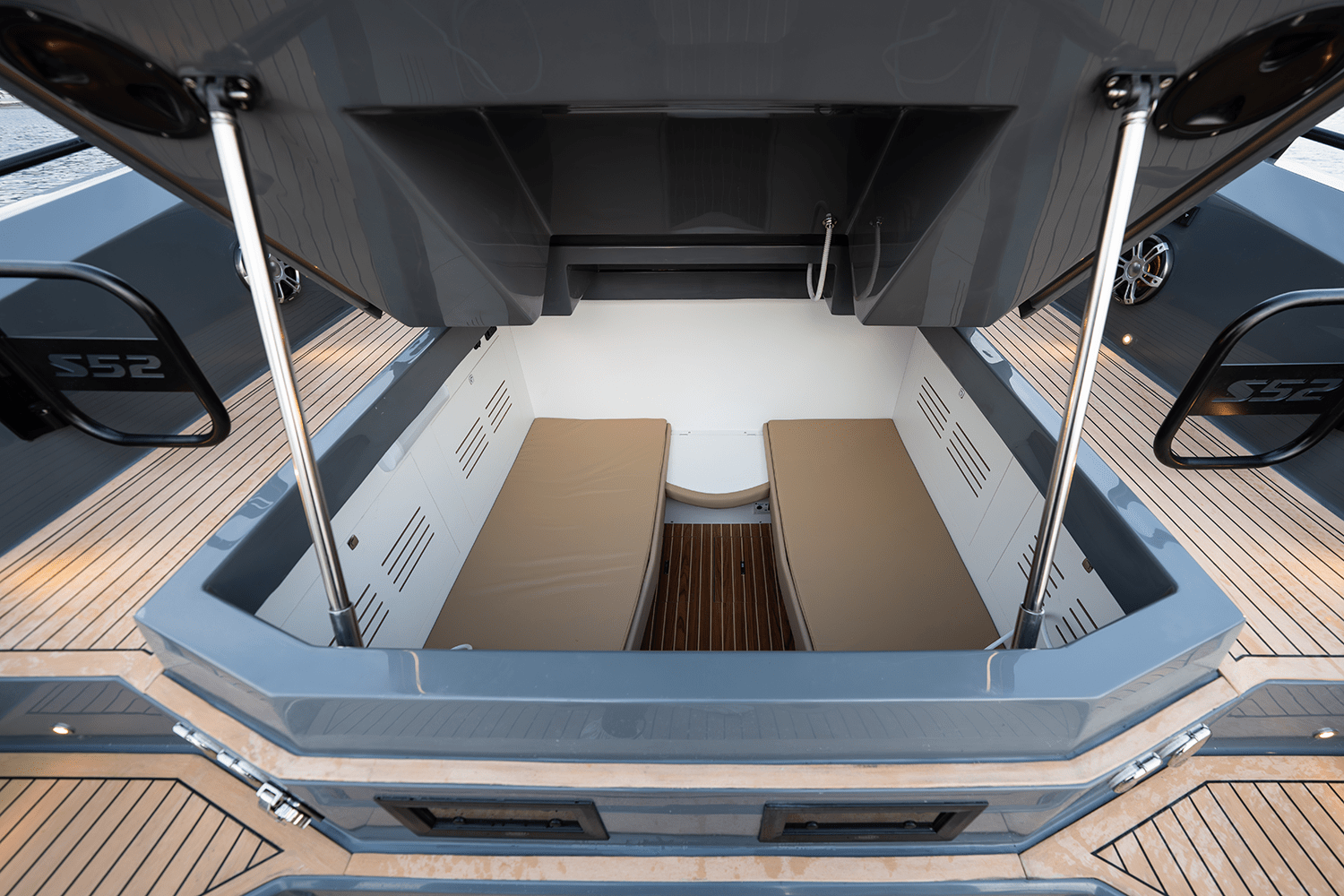 Grand semi-rigide Salpa Soleil 52 au mouillage près de Porto-Vecchio en Corse du Sud