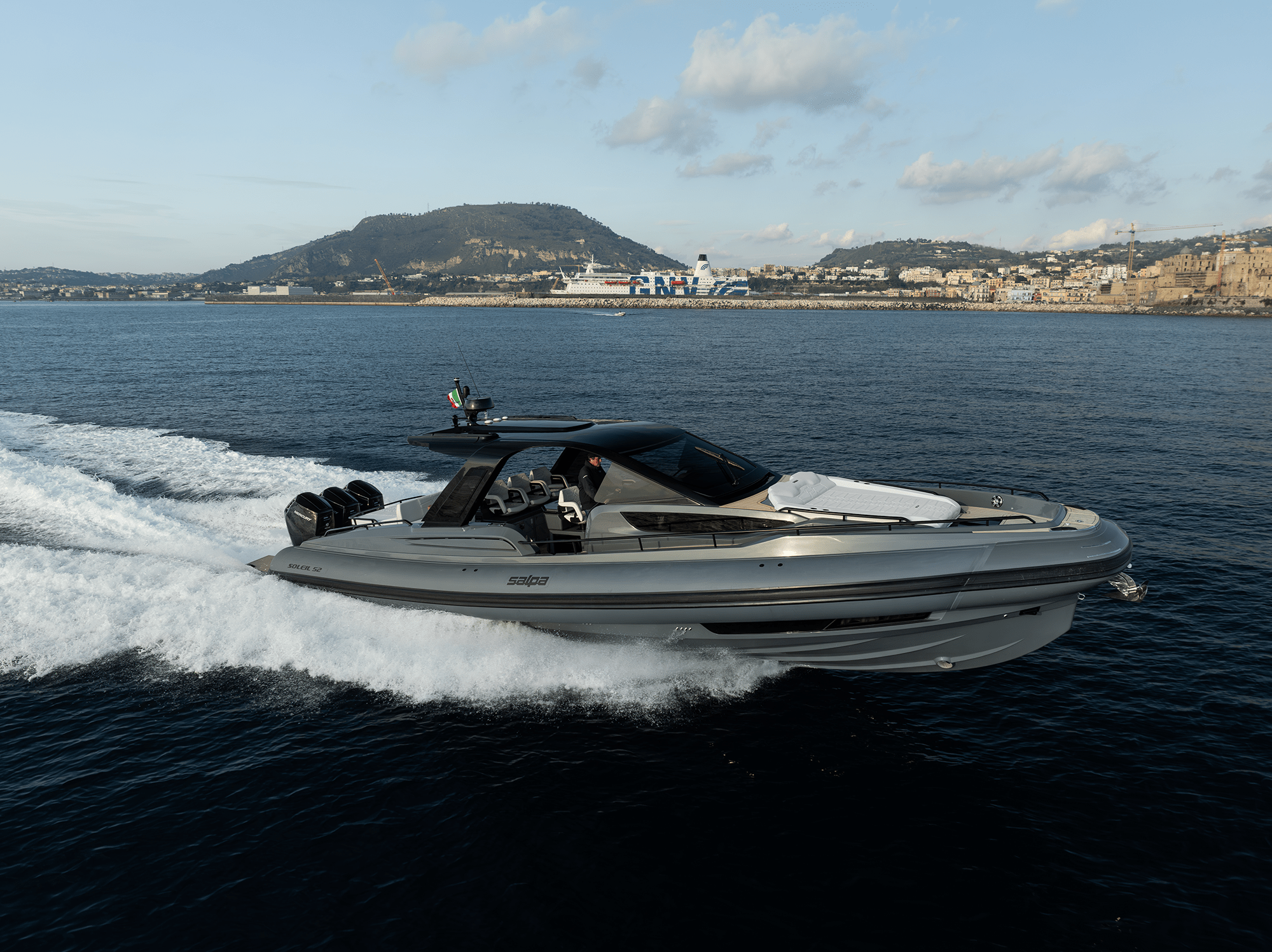 Bain de soleil avant du Salpa Soleil 52 en location bateau à Porto-Vecchio