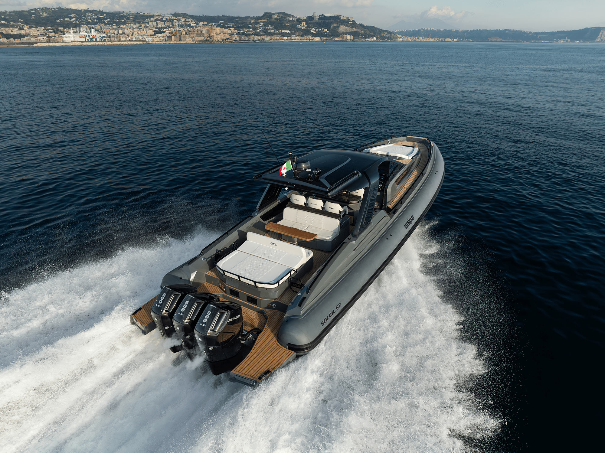 Cockpit et poste de pilotage du Salpa Soleil 52 disponible en location bateau Porto-Vecchio Corse du Sud