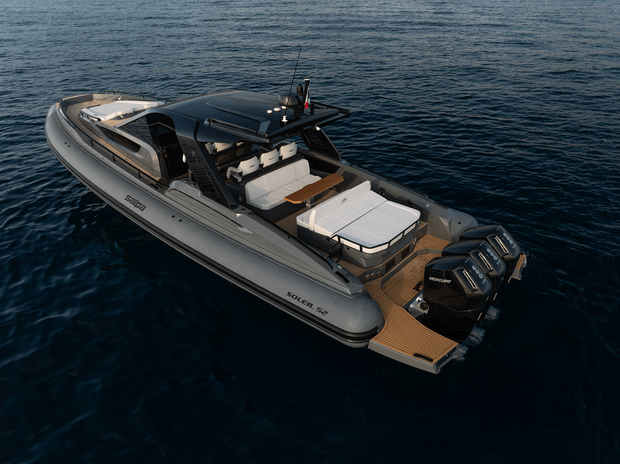 Grande table extérieure du Salpa Soleil 52 en location bateau en Corse du Sud