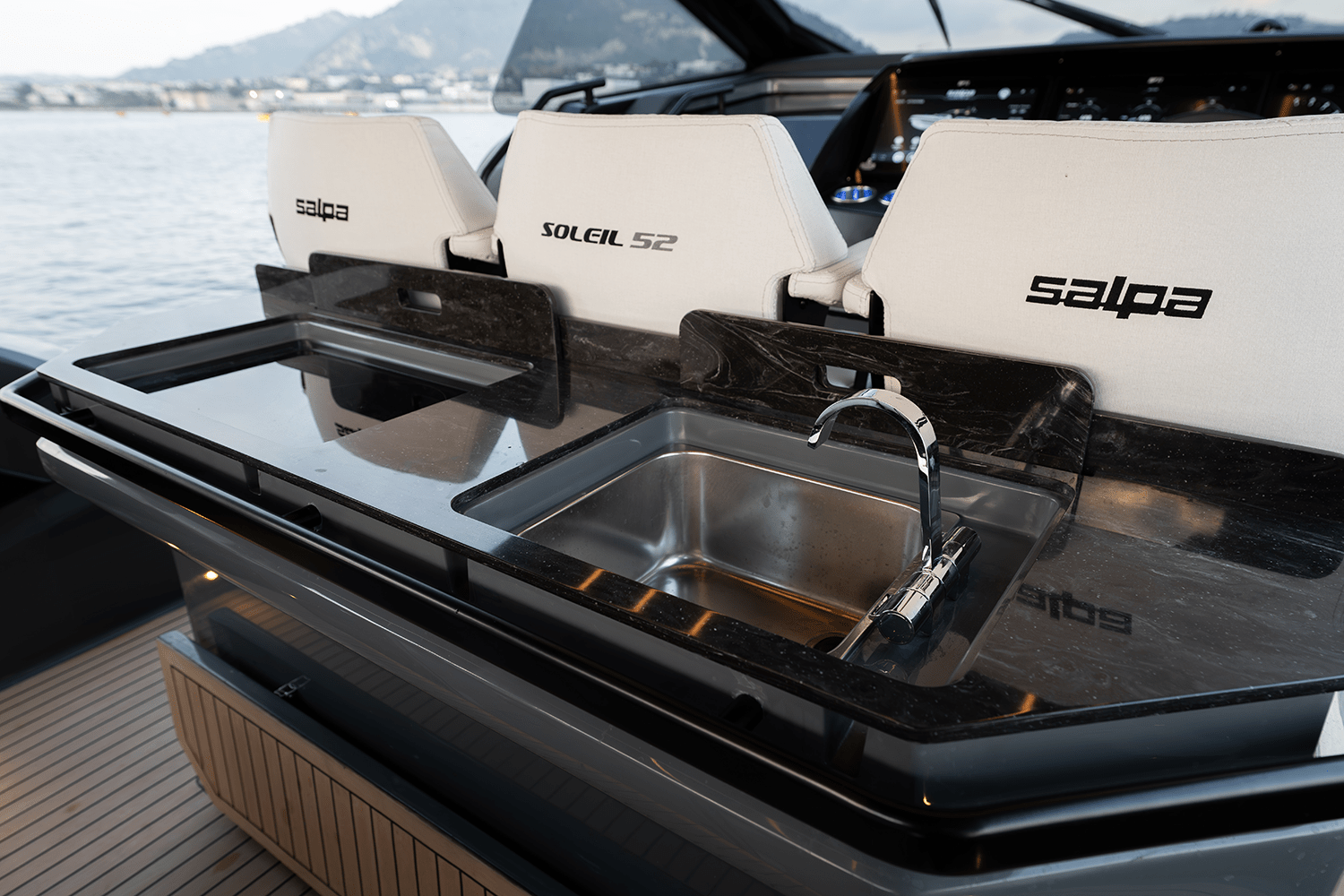 Salpa Soleil 52 naviguant au large de Porto-Vecchio en Corse du Sud