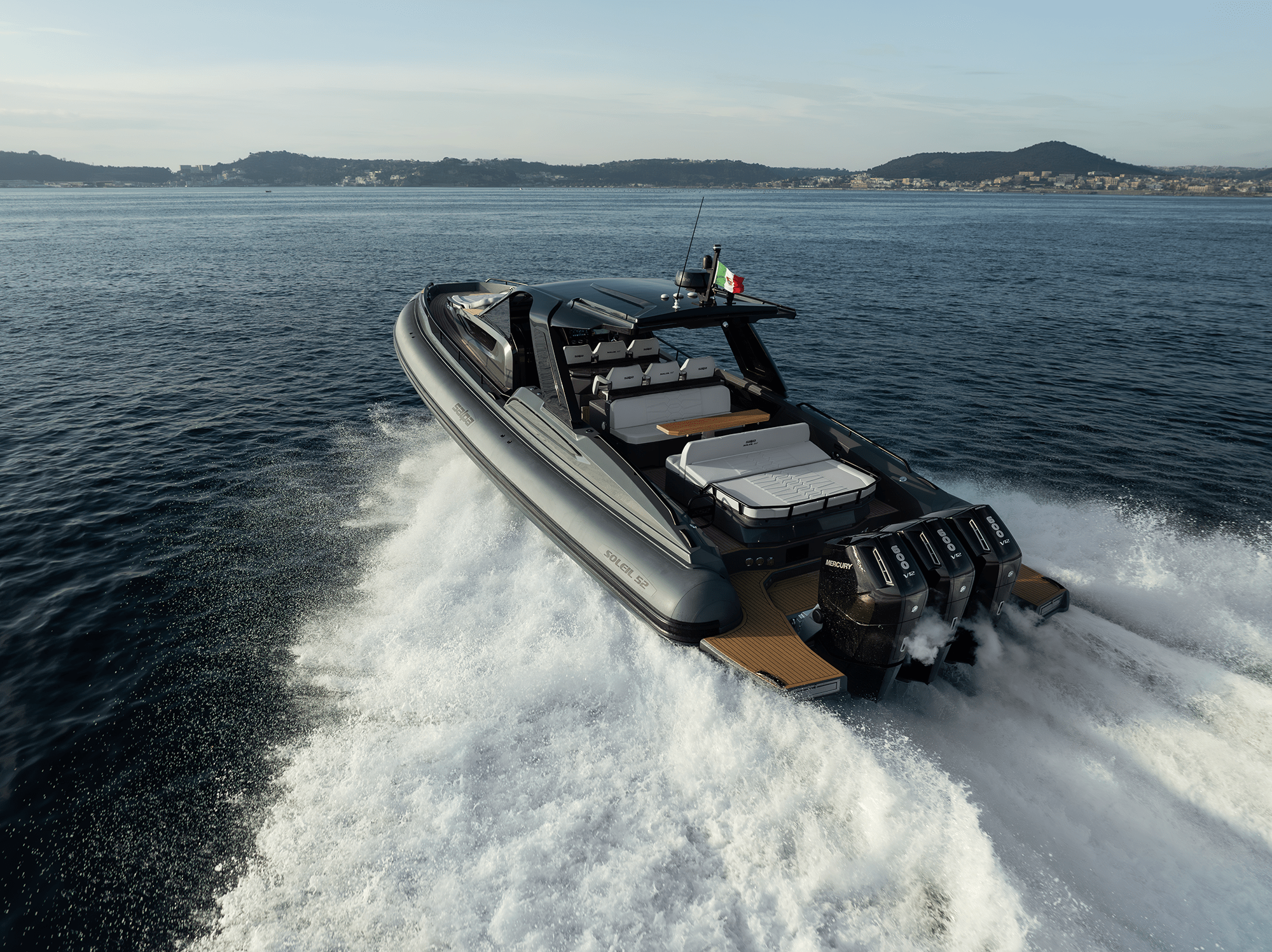 Vue aérienne d’un Salpa Soleil 52 en location bateau près de Porto-Vecchio en Corse